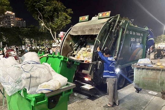 Thu gom 36 tấn rác sau đêm thi pháo hoa thứ hai
