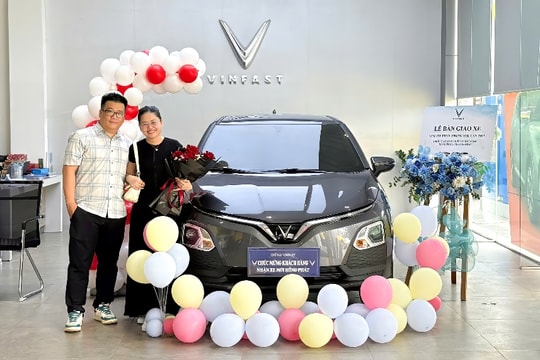 Đổi sang VinFast VF 5, khách hàng Cần Thơ chia sẻ: “Trải nghiệm quá tốt, giới thiệu cho cả bạn bè, người thân cùng mua”