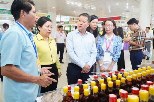 Chủ tịch UBND thành phố Đà Nẵng Nguyễn Mạnh Hùng thăm Hội chợ hàng Việt Đà Nẵng 2026