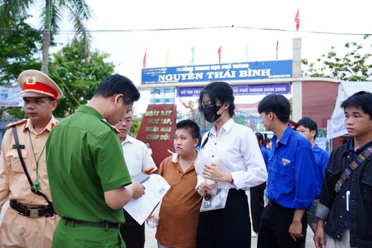 Tình nguyện viên tiếp sức sĩ tử Đà Nẵng