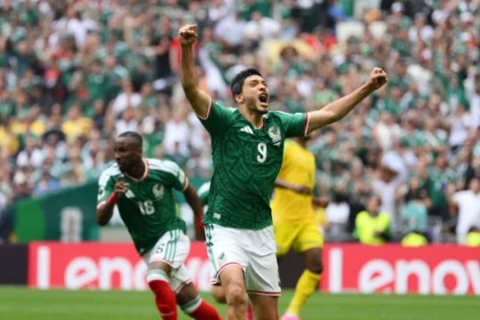 Mexico 2-0 Nam Phi: Kỷ lục 3 thẻ đỏ và lời khẳng định của Raul Jimenez
