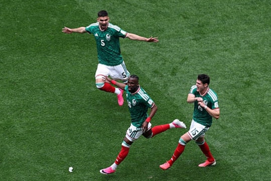 Mexico đánh bại Nam Phi 2-0: Julian Quinones và Raul Jimenez rực sáng ngày ra quân