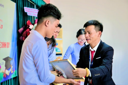 Trao bằng tốt nghiệp cho 152 học sinh Trường Trung cấp Kinh tế - kỹ thuật và đào tạo cán bộ hợp tác xã miền Trung - Tây Nguyên