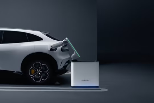 Xiaomi Auto ra mắt cánh tay robot sạc điện tự động: Giải pháp sạc không chạm từ năm 2026