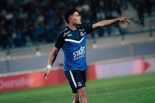 Ragnar Oratmangoen rời FCV Dender trong cuộc thanh lọc 13 cầu thủ tại Bỉ