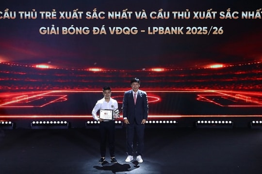 Nguyễn Quang Hải thắng giải Cầu thủ xuất sắc nhất V-League 2025/26 trong đêm gala vinh danh