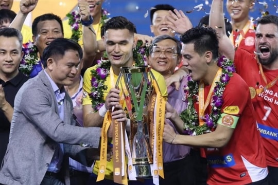 Patrik Lê Giang rực sáng, HLV Phùng Thanh Phương ca ngợi 'lá chắn thép' của CAHN