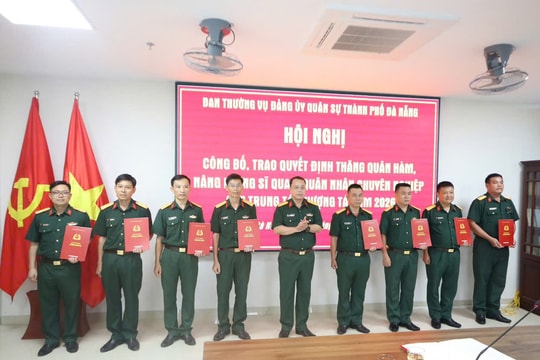 Trao quyết định thăng quân hàm, nâng lương cho 45 sĩ quan quân đội