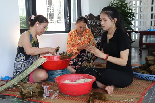 Gói bánh ú tro dịp Tết Đoan Ngọ