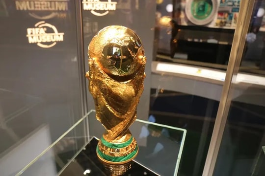 Cúp World Cup “lên giá” hơn 150% giữa cơn sốt vàng