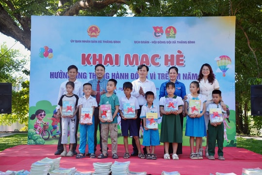 Trao gửi tri thức, nâng bước học trò nghèo