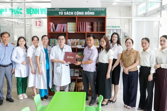 Trao tặng “Tủ sách cộng đồng” tại Bệnh viện Phụ sản - Nhi Quảng Nam