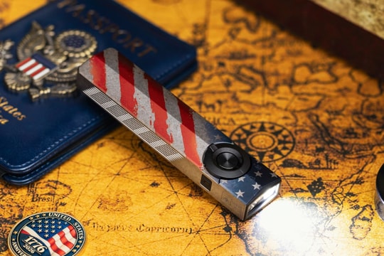 Olight ArkPro Stars & Stripes: Đèn pin EDC 1.500 lumen tích hợp laser và UV