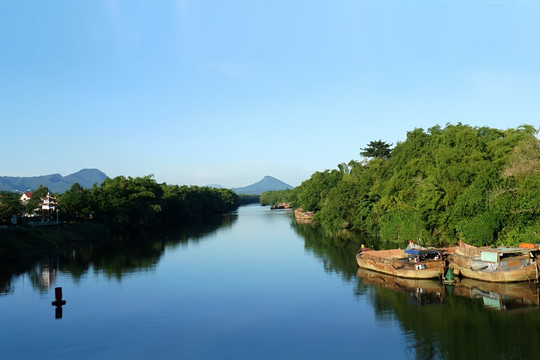Khói đồng còn bay