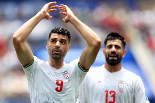 Iran cầm hòa Bỉ 0-0: Khi trái bóng lăn giữa những lằn ranh chia rẽ