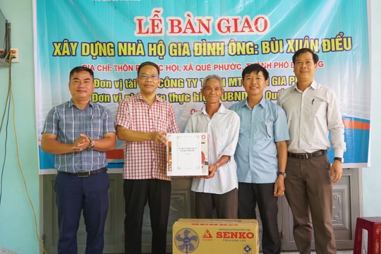 Bàn giao nhà tình nghĩa cho hộ khó khăn ở Quế Phước