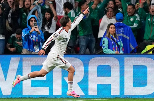 Mexico đè bẹp CH Séc 3-0: Kỷ lục vĩ đại của Ochoa và sức mạnh tuyệt đối của chủ nhà
