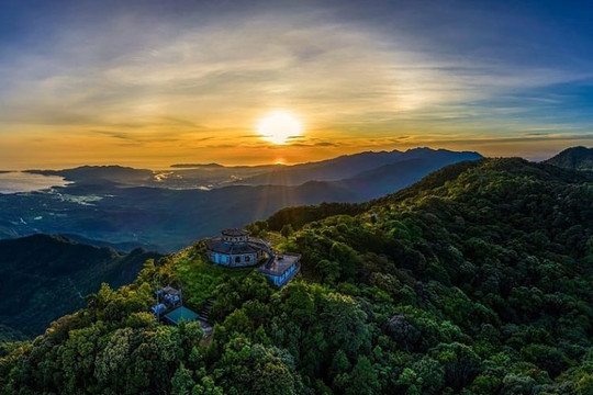 Vó ngựa trên đỉnh mây trắng