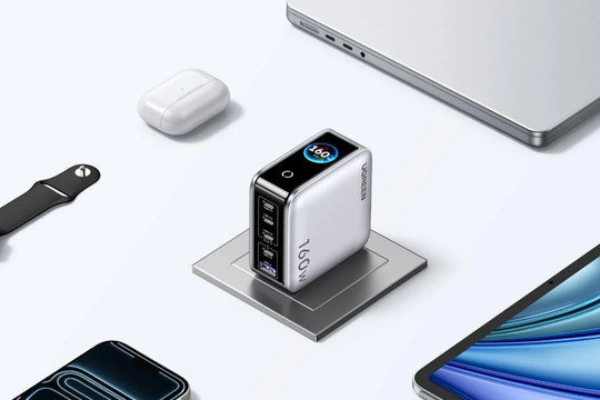 Ugreen Nexode Pro 160W: Bộ sạc 5 cổng tích hợp màn hình thông minh chính thức mở bán tại châu Âu