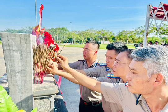 Thi hành án dân sự thành phố Đà Nẵng dâng hương tại Tượng đài Mẹ Việt Nam anh hùng