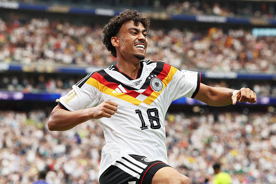 Bayern Munich chiêu mộ Nathaniel Brown: Cú áp phe 55 triệu euro vượt mặt MU và Arsenal