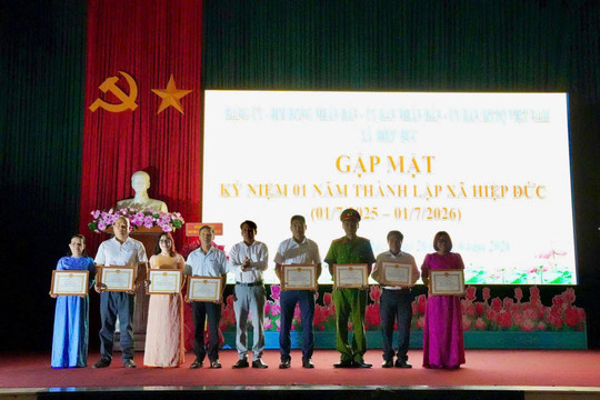Xã Hiệp Đức khen thưởng 20 tập thể và cá nhân đợt thi đua cao điểm kỷ niệm một năm thành lập xã
