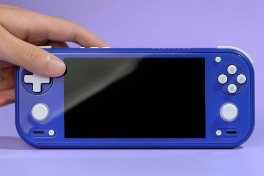Anbernic RG 55G1 lộ diện qua video thực tế: Thiết kế tựa Switch Lite và cần analog Hall Effect