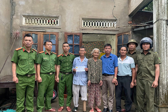 Xã Phú Thuận kịp thời hỗ trợ 2 hộ dân bị tốc mái nhà do giông lốc