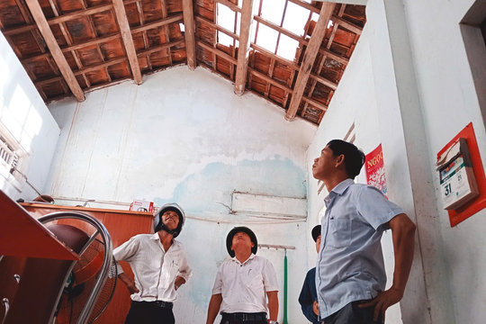 Thăm hỏi, động viên các hộ dân ở xã Quế Sơn Trung có nhà bị tốc mái do gió lốc