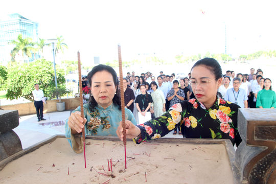 Đoàn đại biểu DANAFF IV - 2026 dâng hương tại Đài Tưởng niệm thành phố Đà Nẵng