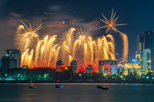 [VIDEO] Explosive fireworks spectacle wraps up DIFF 2026 qualifying rounds