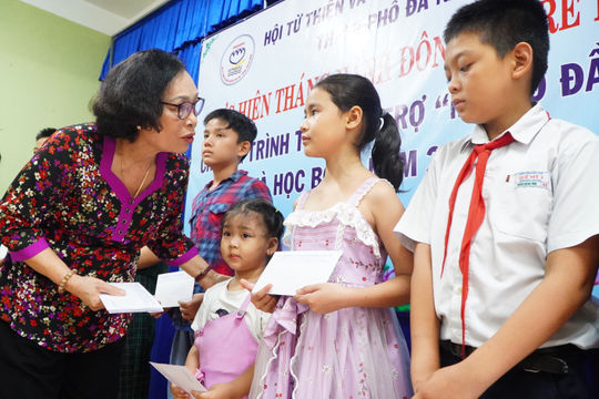 43 trẻ em Đà Nẵng nhận học bổng và hỗ trợ từ chương trình “Mẹ đỡ đầu”