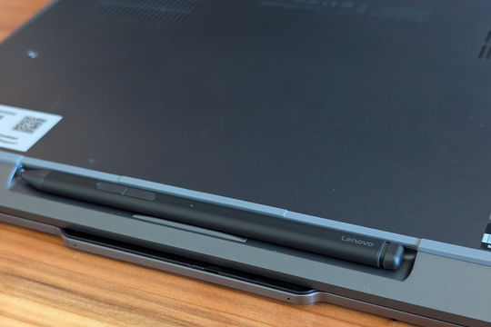 Cải tiến bút trên ThinkPad X1 2-in-1 Gen 11: Khi thẩm mỹ đối đầu với trải nghiệm thực tế