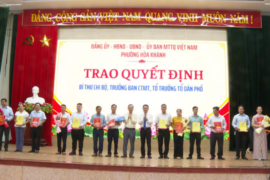 Phường Hòa Khánh công bố các nghị quyết, quyết định về kiện toàn tổ dân phố, chi bộ và ban công tác mặt trận