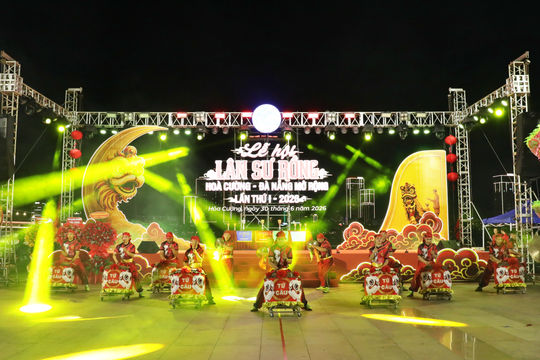 Rộn ràng nhịp trống lân bên sông Hàn