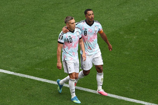 Tuyển Bỉ ngược dòng điên rồ 3-2 trước Senegal: Từ màn xô xát đồng đội đến người hùng cứu rỗi