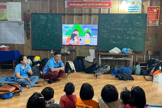 Mang điện mặt trời đến người dân xã Trà Leng