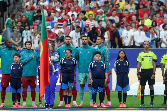 World Cup 2026: Giải mã thói quen đứng nghiêng người của Cristiano Ronaldo khi hát quốc ca