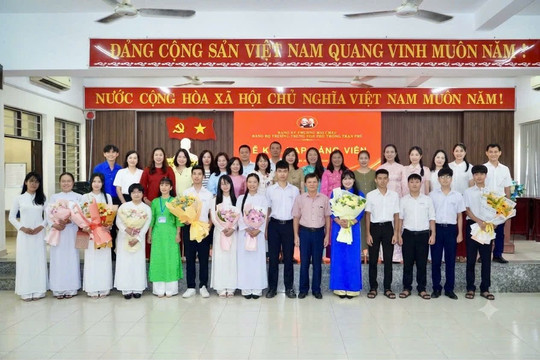 Trường THPT Trần Phú kết nạp 14 đảng viên mới