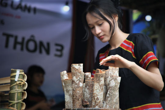 Rộn ràng hội quế Trà Leng