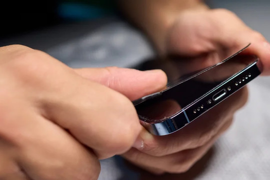 Mẹo chọn miếng dán màn hình smartphone: Tại sao lớp phủ chống dầu là yếu tố then chốt?