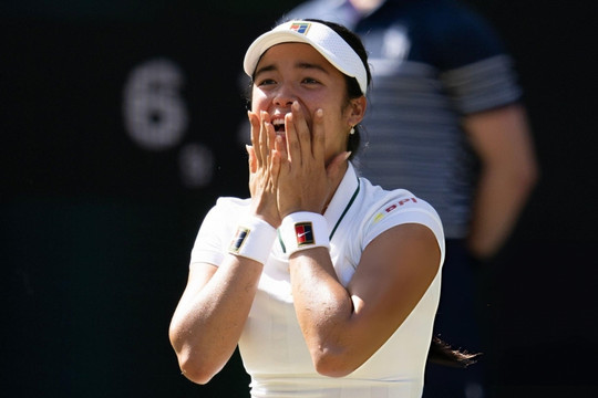 Alexandra Eala tạo địa chấn tại Wimbledon 2026: Loại đương kim vô địch Iga Swiatek