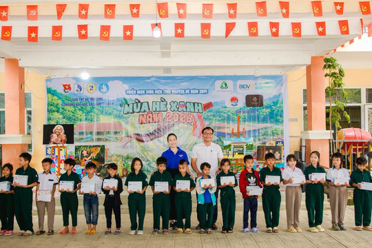 Đoàn Trường Đại học Sư phạm Đà Nẵng hỗ trợ xã Trà Leng hơn 270 triệu đồng trong Chiến dịch Mùa hè xanh 2026