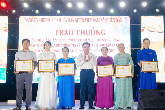 Hết lòng vì nhân dân