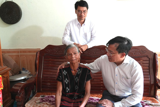 Lãnh đạo Văn phòng Thành ủy Đà Nẵng thăm gia đình chính sách tại xã Avương