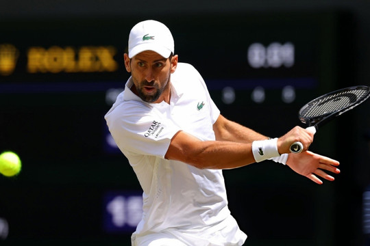 Novak Djokovic khuất phục máy giao bóng Auger-Aliassime để vào bán kết Wimbledon 2026