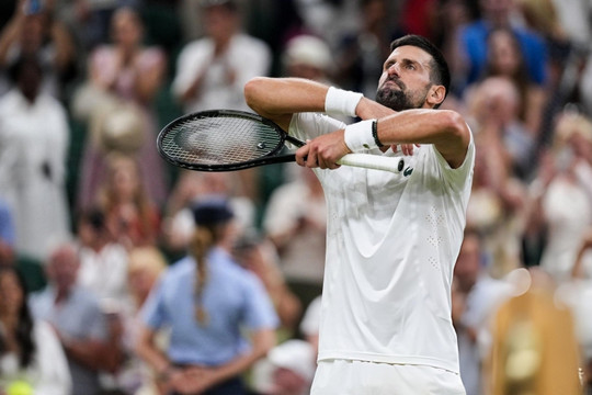Novak Djokovic hạ gục Auger-Aliassime sau 5 giờ tra tấn thể lực tại Wimbledon 2026