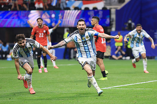 Argentina ngược dòng hạ Ai Cập 3-2: Messi chuộc lỗi và dấu ấn của Scaloni