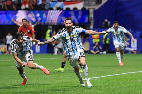 Argentina ngược dòng ngoạn mục 3-2 trước Ai Cập: Bản lĩnh nhà vua và vũ điệu cuối của Messi