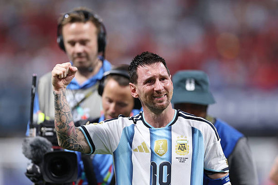 Lionel Messi rơi lệ sau màn ngược dòng trước Ai Cập: Argentina tiến vào tứ kết World Cup